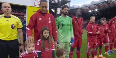 安菲尔德感人一幕！若塔幼子担任球童，裁判躬身击掌，你永不独行